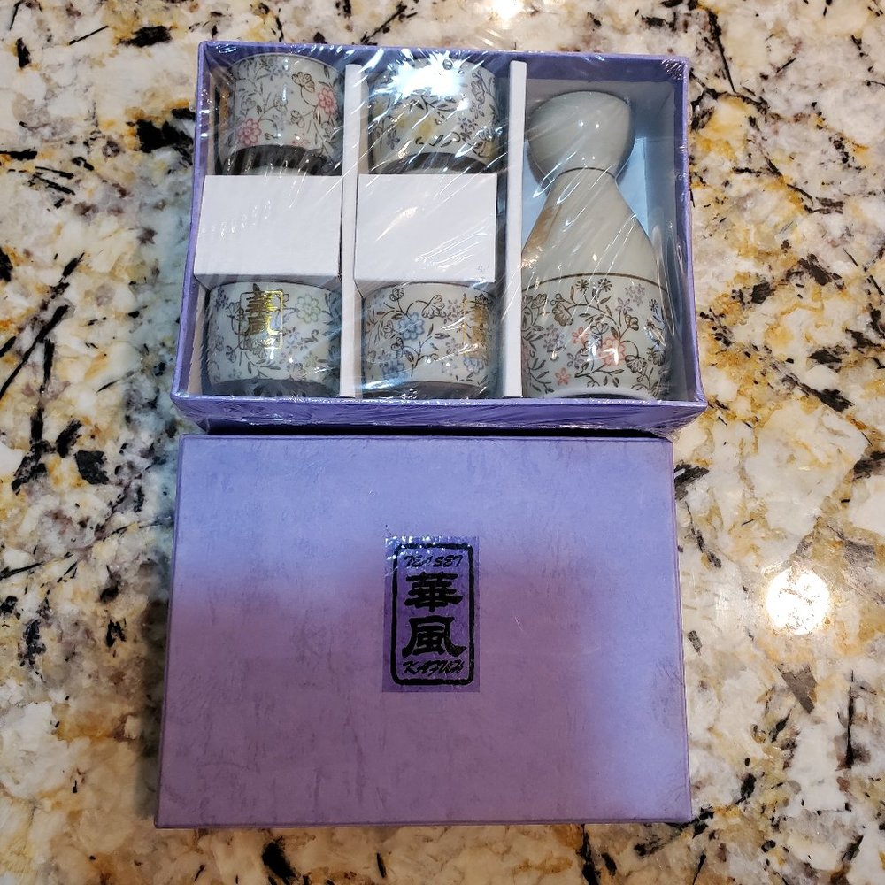 Vintage Japanese KAFUH SAKE / TEA SET Cream, Gold, Red - 5 Pieces NEW In Box